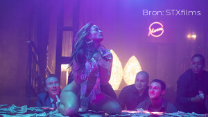 Recensie: in Hustlers zet sexy Jennifer Lopez als stripper het bioscooppubliek in vuur en vlam