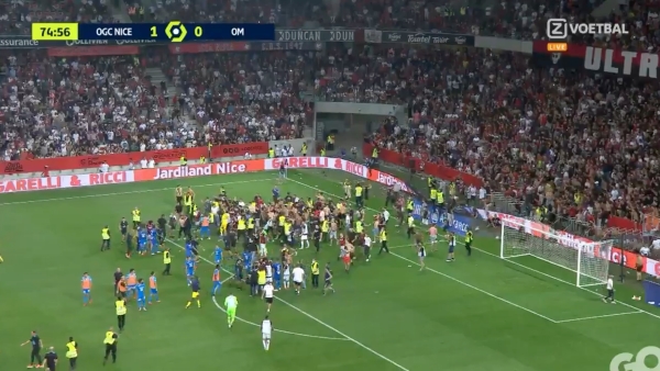 A voir : Nice – Marseille dérape ;  les fans courent sur le terrain et se battent avec les joueurs