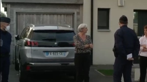 Une française affectueuse donne un landau à des réfugiés (vidéo)