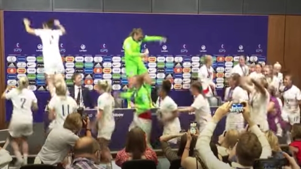 Sarina Wiegmans Pressekonferenz unterbrochen von der Feier der Fußballerinnen nach dem EM-Sieg