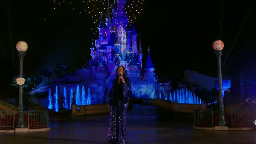 magisch: Ariana DeBose zingt &quot;This Wish&quot; in Disneyland Parijs
