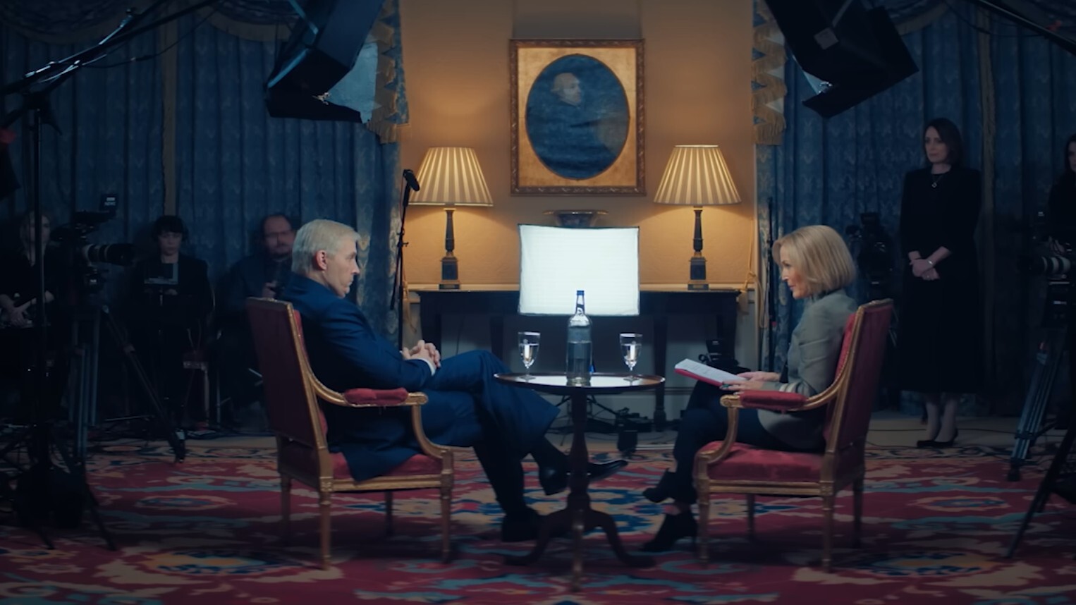 Gillian Anderson hoofdrol in Netflix-film over veelbesproken interview prins Andrew, kijk de trailer
